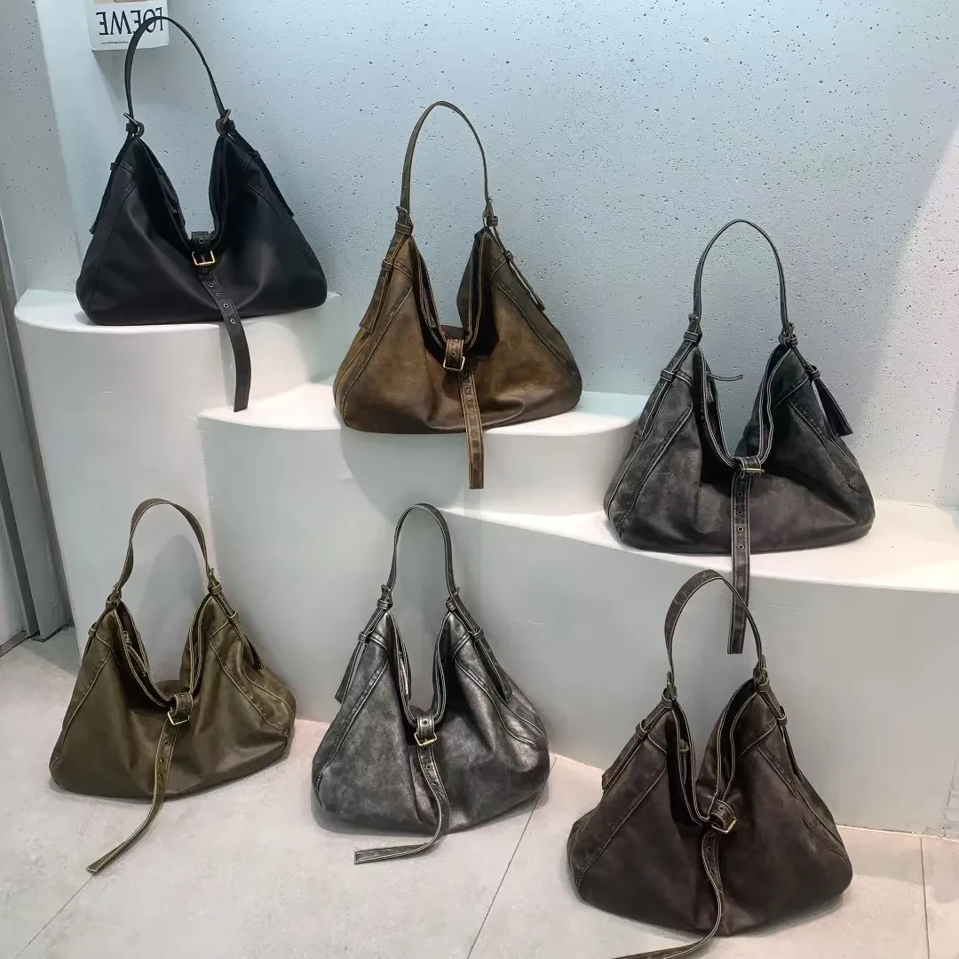 Bolso bandolera informal de gran capacidad con hebilla de cinturón para llevar debajo del brazo