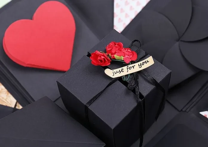 Álbum de fotos DIY hecho a mano con caja explosiva roja de red