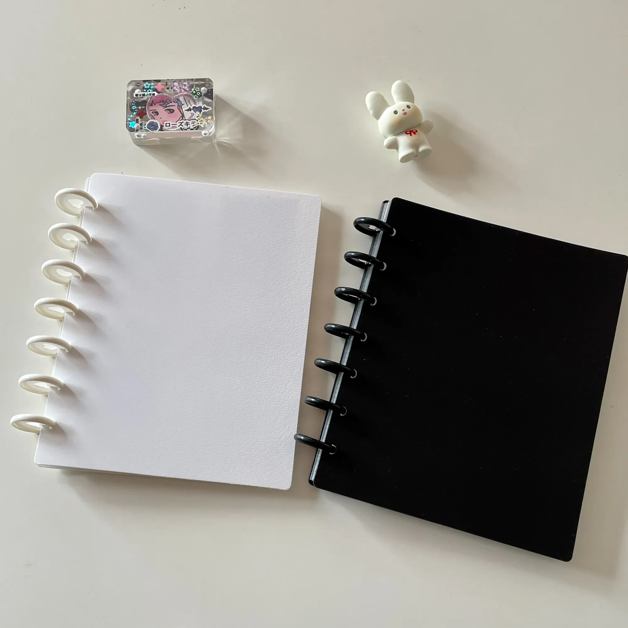 Álbum de fotos de hojas sueltas con cuatro ranuras y agujeros en forma de hongo