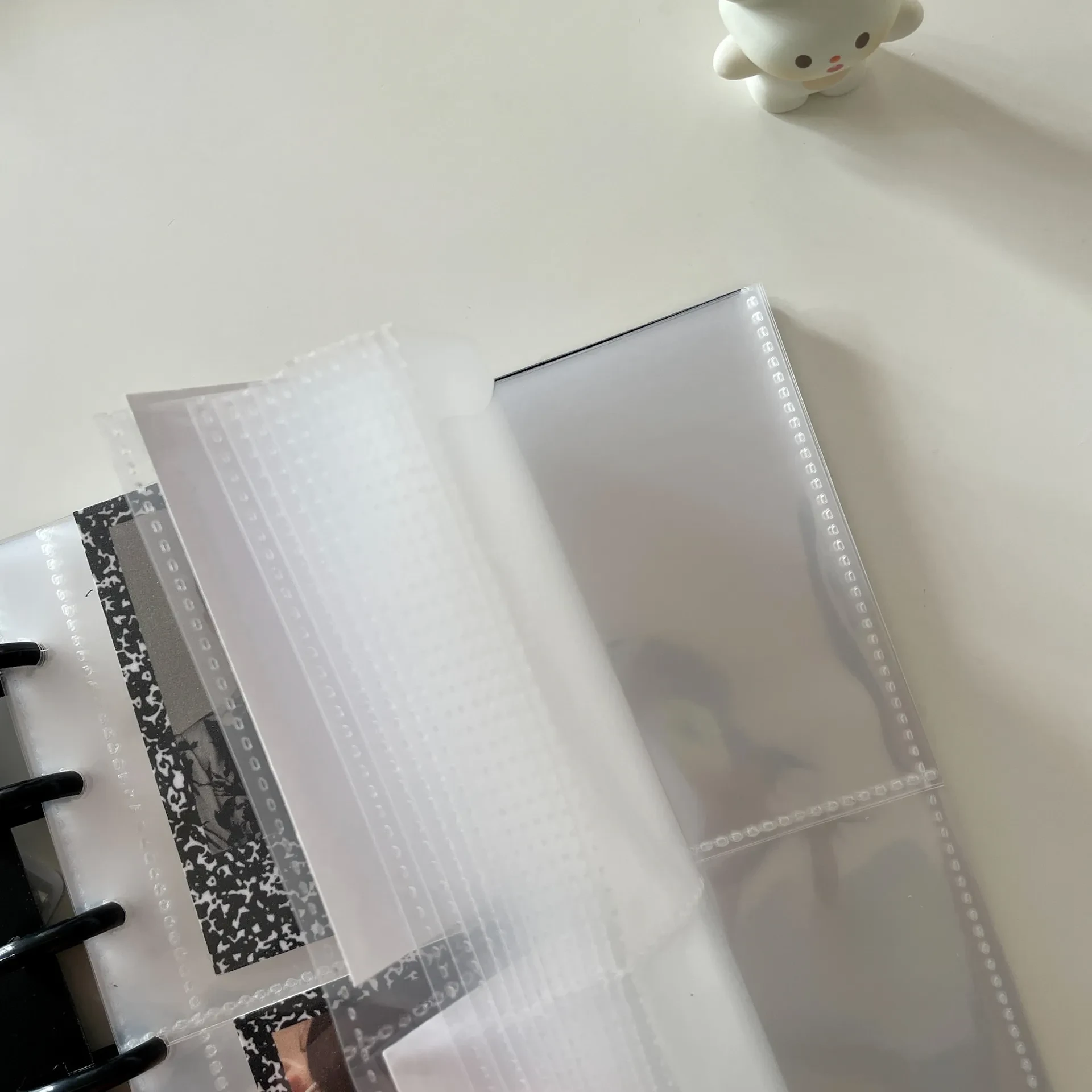 Álbum de fotos de hojas sueltas con cuatro ranuras y agujeros en forma de hongo