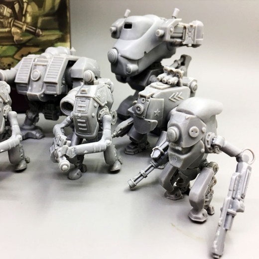 Traje de piezas desnudas de modelo de mecha militar