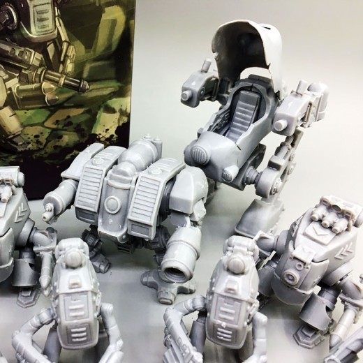 Traje de piezas desnudas de modelo de mecha militar