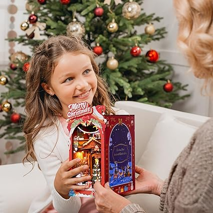 Kit de casa de muñecas en miniatura ROBOTIME DIY de madera para rincón de libros, kit de inserción de estantería, calle navideña con luces LED TGC06