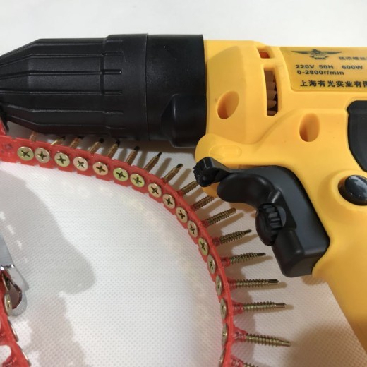 Máquina de tornillo con correa de cadena eléctrica recargable con alimentación automática de clavos