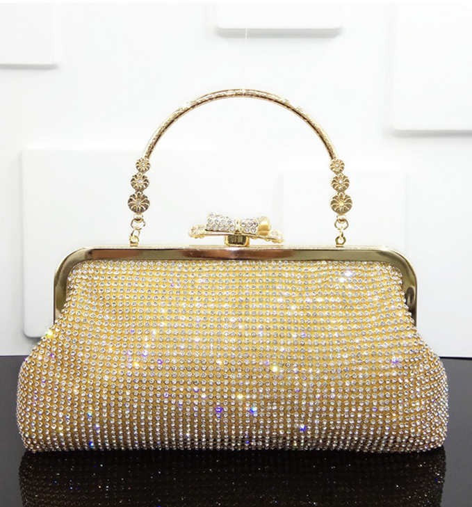 Vestido de novia con bolso de noche y diamantes