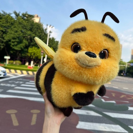 El movimiento de las alas de abeja entusiasma a las muñecas