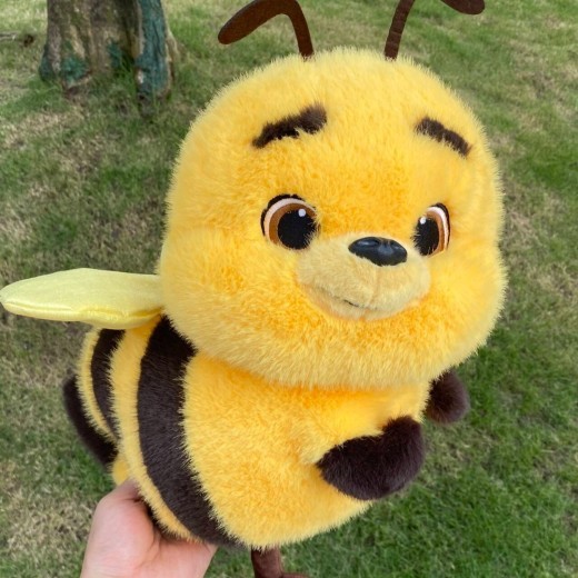 El movimiento de las alas de abeja entusiasma a las muñecas
