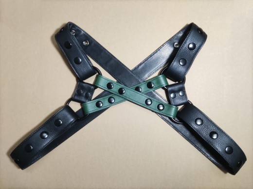 Correa de pecho de cuero genuino verde militar con capa para la cabeza masculina