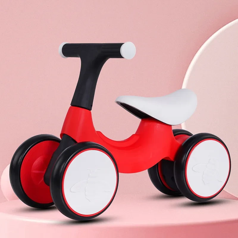 Los niños aprenden a caminar en coches paralelos sin pedales