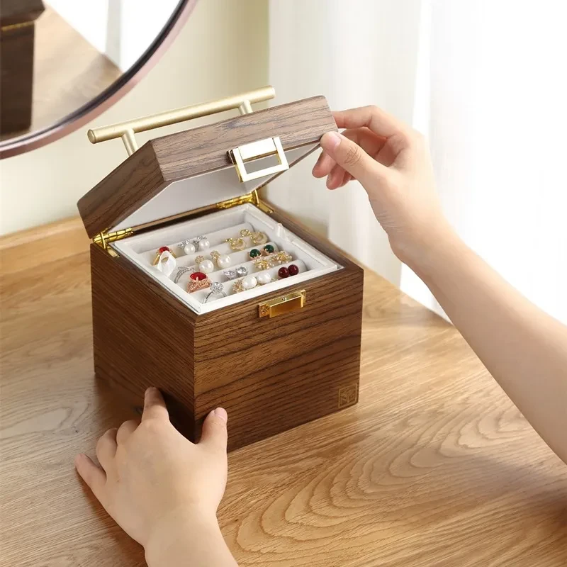Joyero clásico de madera para guardar cosméticos y joyas.