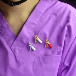 Broche de esmalte con forma de tubo de ensayo para equipo médico