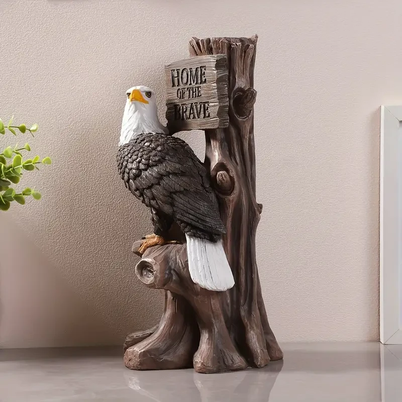 Águila majestuosa, estatua patriótica del águila calva estadounidense con el cartel "Brave Home"