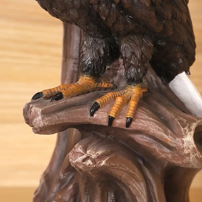 Águila majestuosa, estatua patriótica del águila calva estadounidense con el cartel "Brave Home"