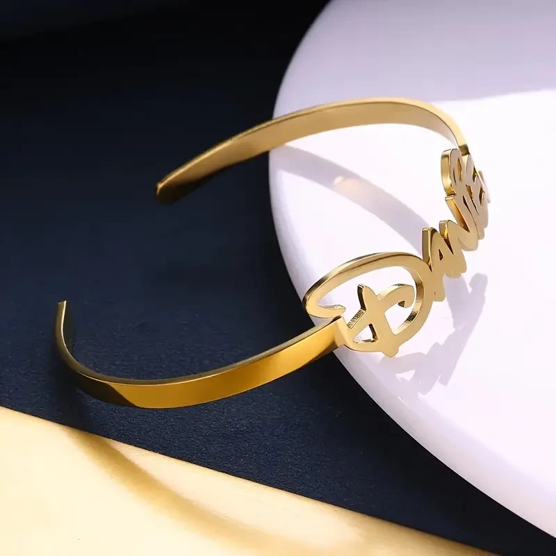 Brazalete abierto con nombre personalizado, joyería minimalista de acero inoxidable.