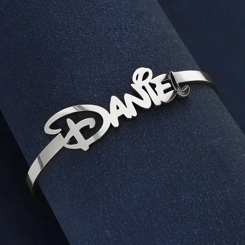 Brazalete abierto con nombre personalizado, joyería minimalista de acero inoxidable.