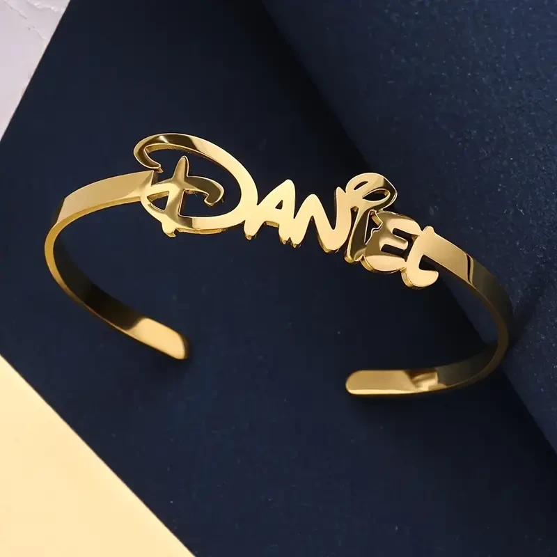 Brazalete abierto con nombre personalizado, joyería minimalista de acero inoxidable.