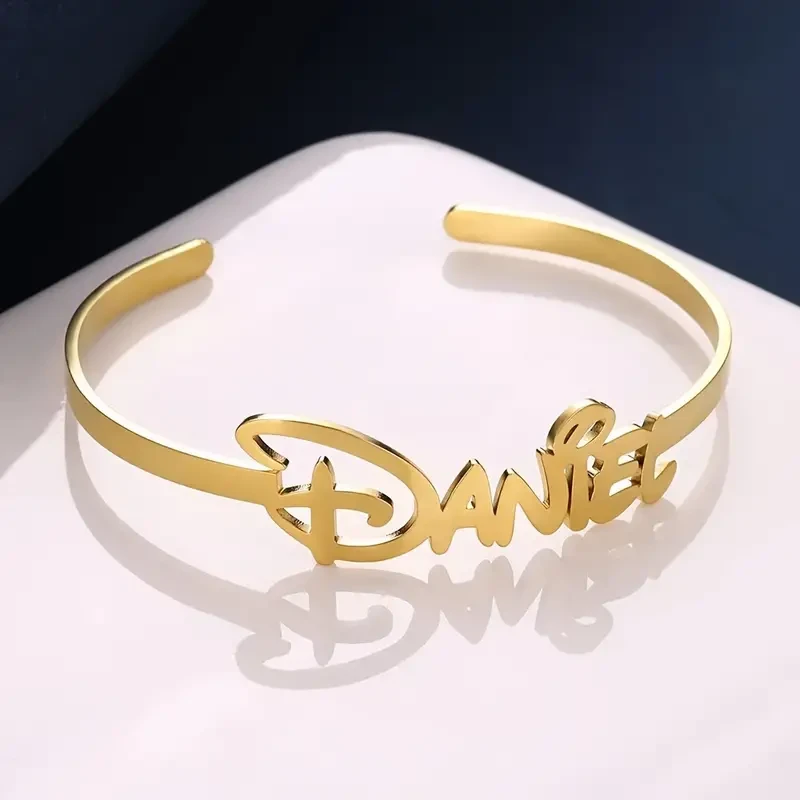 Brazalete abierto con nombre personalizado, joyería minimalista de acero inoxidable.