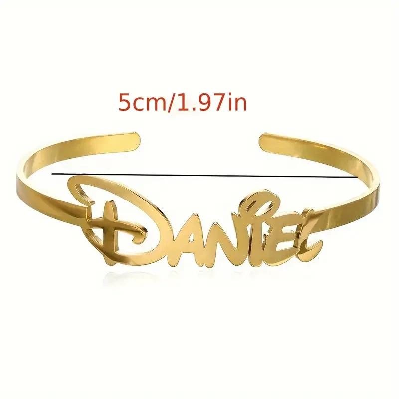 Brazalete abierto con nombre personalizado, joyería minimalista de acero inoxidable.