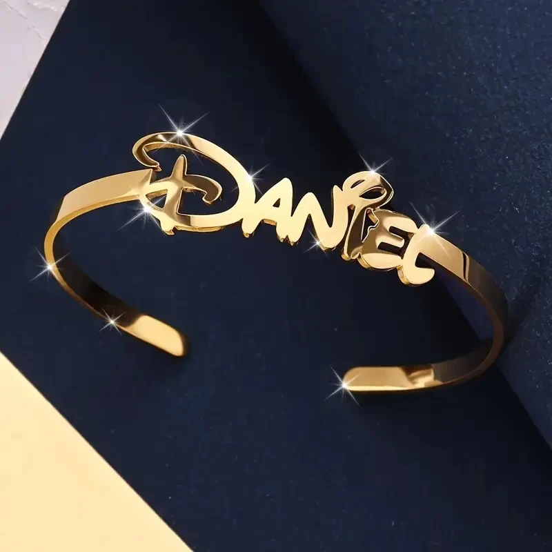 Brazalete abierto con nombre personalizado, joyería minimalista de acero inoxidable.