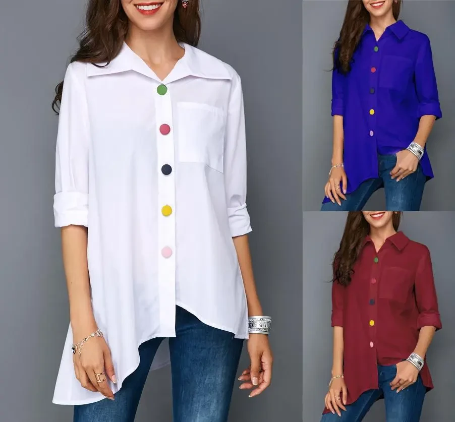 Camisa blanca de mujer con botones coloridos y sencilla.