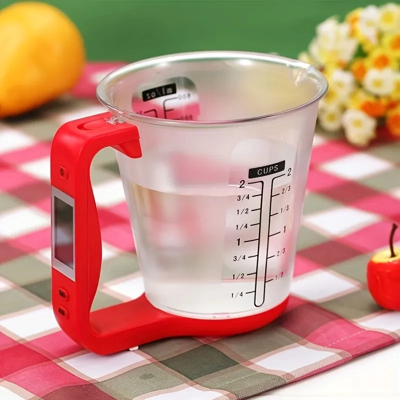 La cocina tiene una báscula de cocina con taza medidora electrónica.