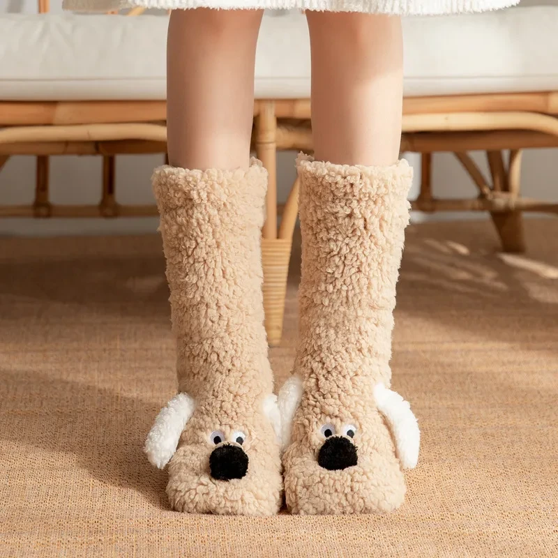 Calcetines de invierno con diseño de perro de dibujos animados, cálidos y antideslizantes, de felpa, para mujer