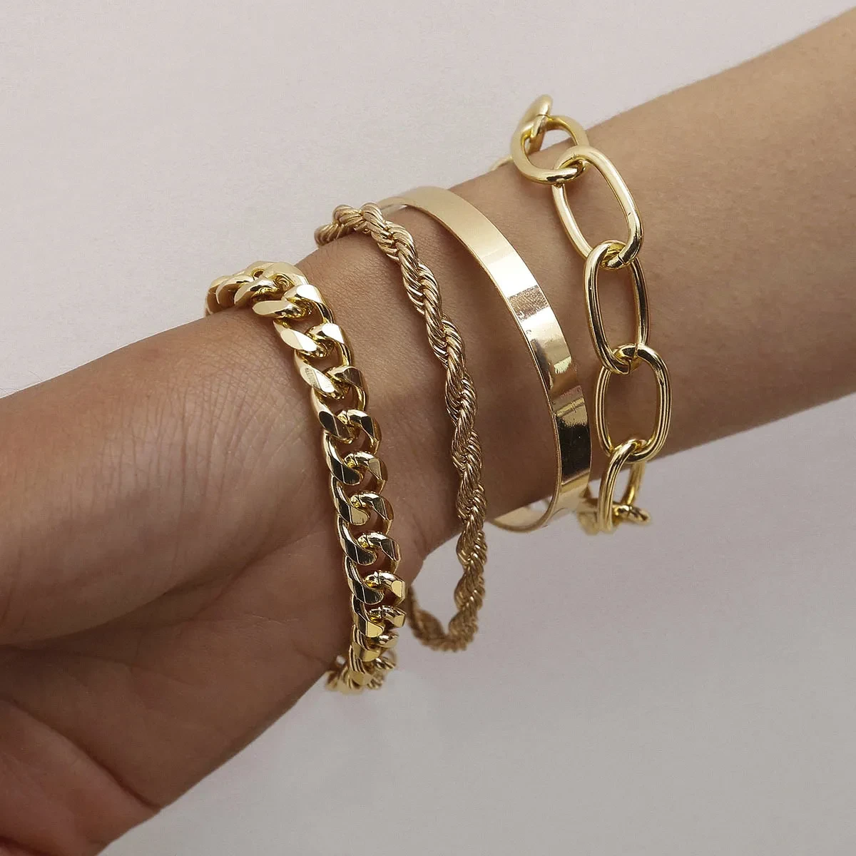 Pulsera de cadena torcida