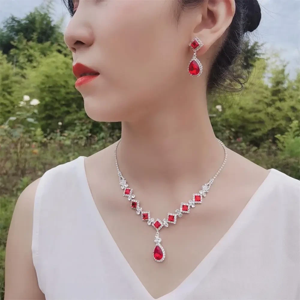 Conjunto de collar y pendientes de joyería vintage sencilla y elegante para mujer.