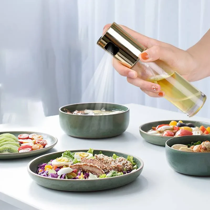 Botella rociadora de vinagre y aceite para cocinar en la cocina saludable para barbacoa