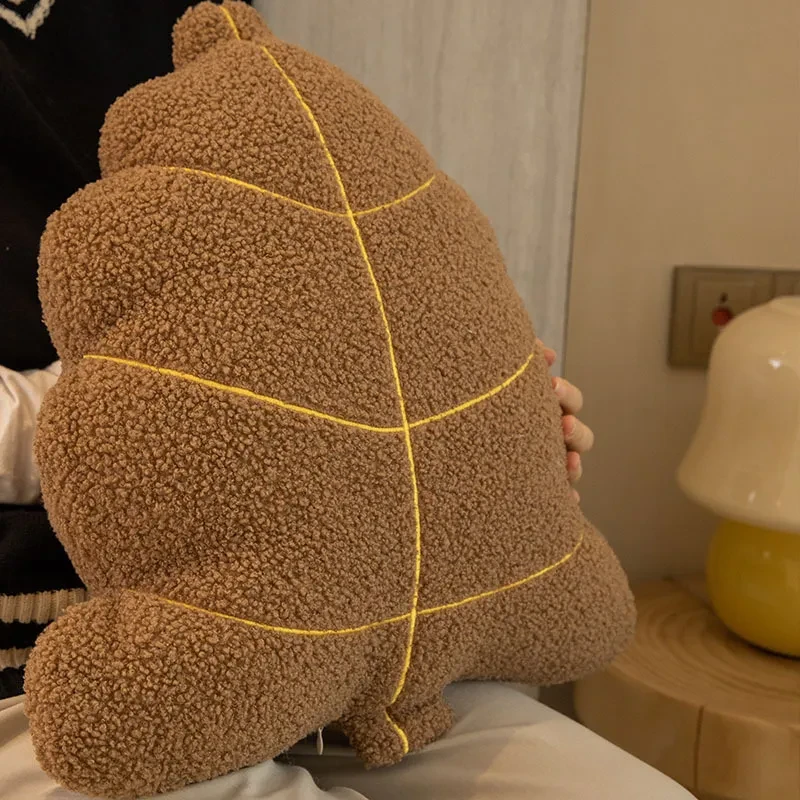 Decoración de sofá con almohada en forma de hoja