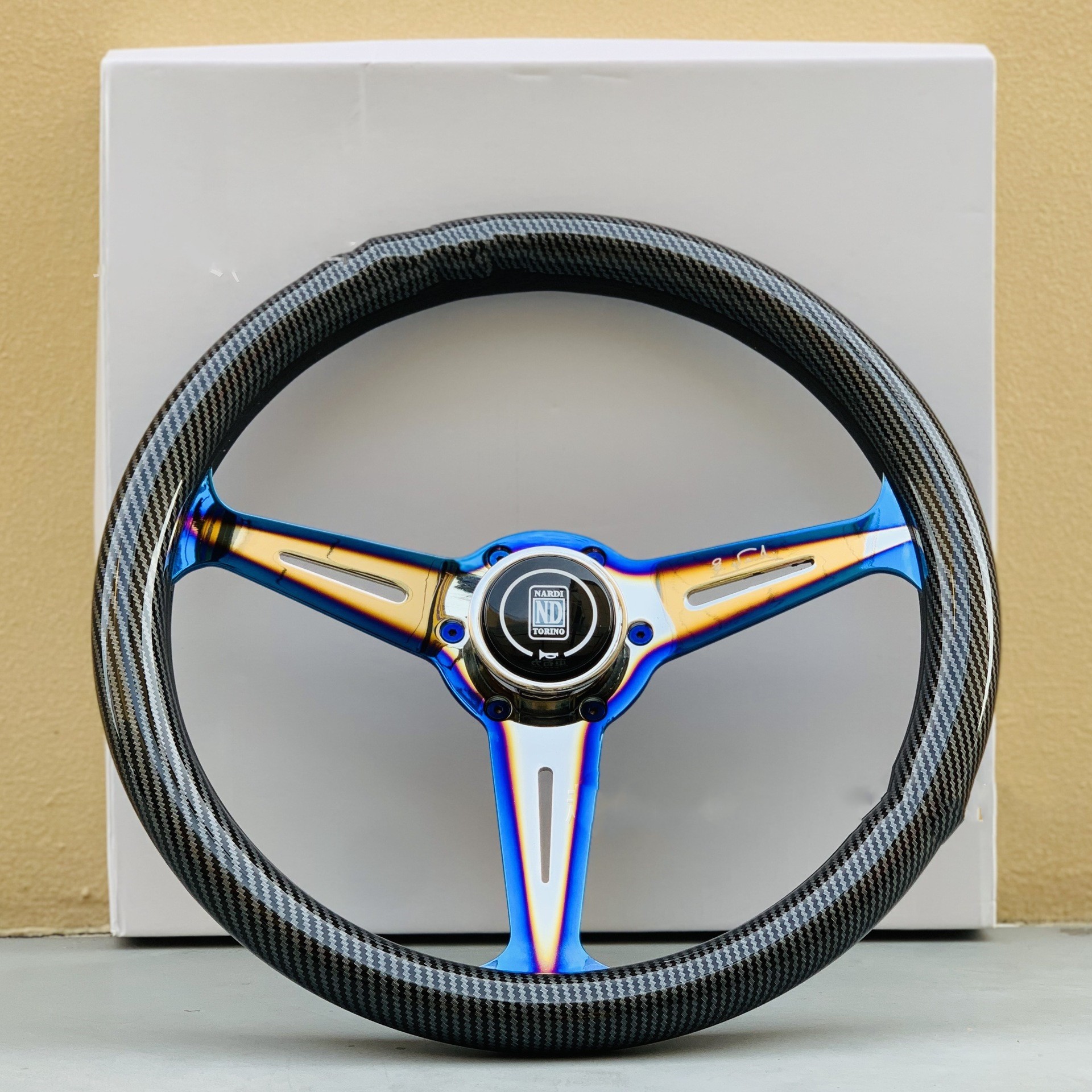 Conversión de coche con volante con transferencia de agua azul horneada