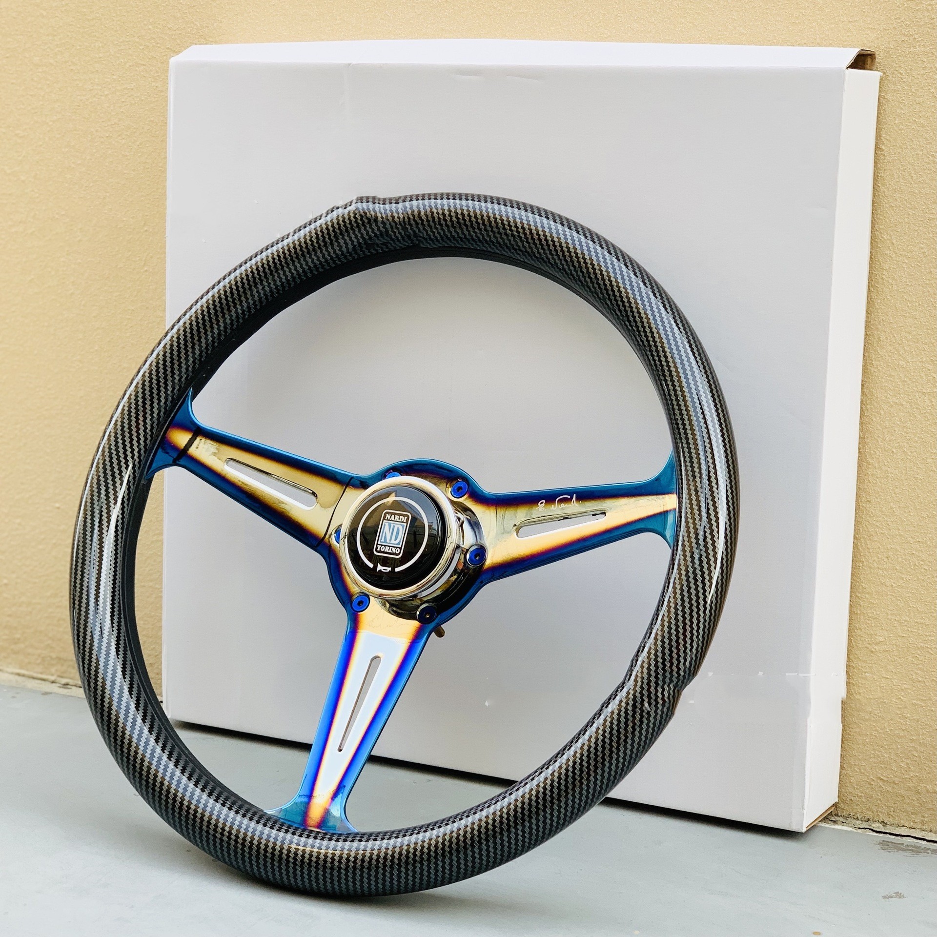 Conversión de coche con volante con transferencia de agua azul horneada