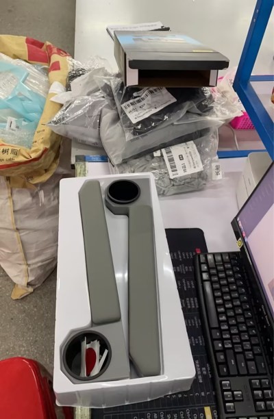 Marco del anillo de la puerta del reposabrazos del automóvil