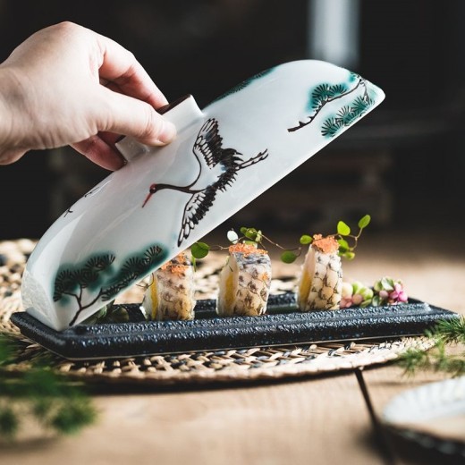 Plato de cerámica con tapa para presentación de aperitivos creativos de sashimi