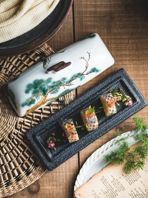 Plato de cerámica con tapa para presentación de aperitivos creativos de sashimi