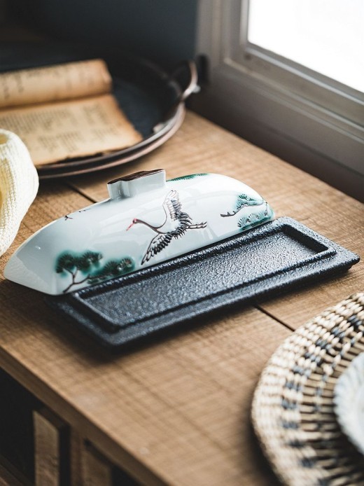 Plato de cerámica con tapa para presentación de aperitivos creativos de sashimi