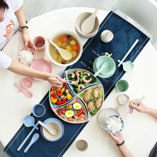 Juego de platos con linda combinación de frutas y aperitivos