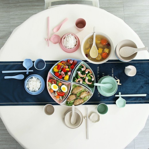 Juego de platos con linda combinación de frutas y aperitivos