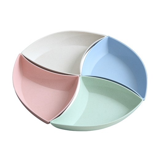 Juego de platos con linda combinación de frutas y aperitivos