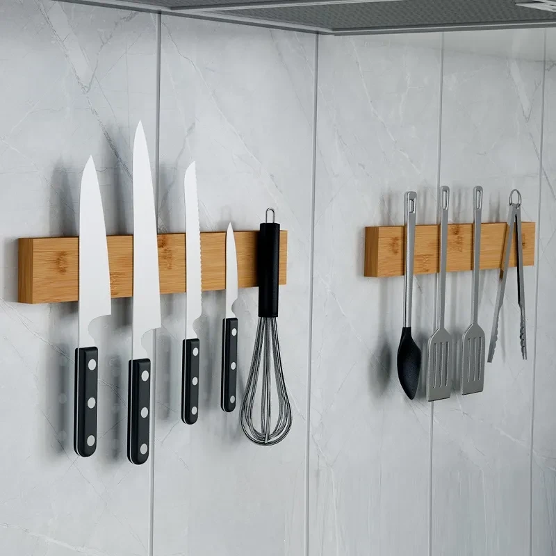 Porta cuchillos magnético de bambú para montar en la pared de la cocina.