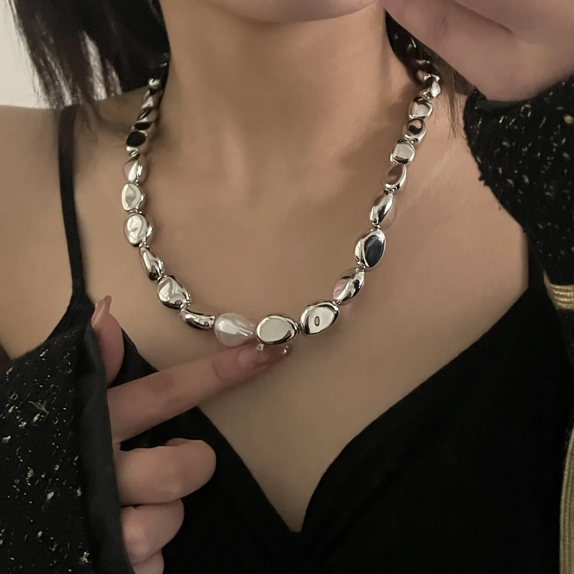 Collar con cierre de perlas irregulares para mujer