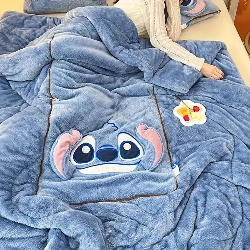 Manta de regreso a clases con temática de Stitch: versátil y portátil, perfecta para cojín de coche, tapete de aire acondicionado y almohada para dormir. Regalo ideal para cumpleaños, Navidad y Día de la Madre.