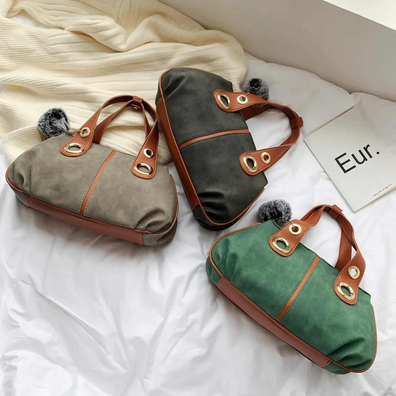 Bolso de mujer esmerilado con colgante de bola de pelo