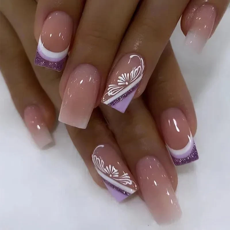Uñas francesas con patrón de armadura morada