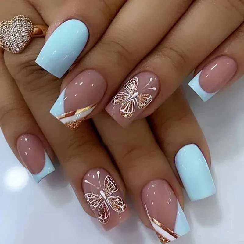 Uñas francesas con patrón de armadura morada