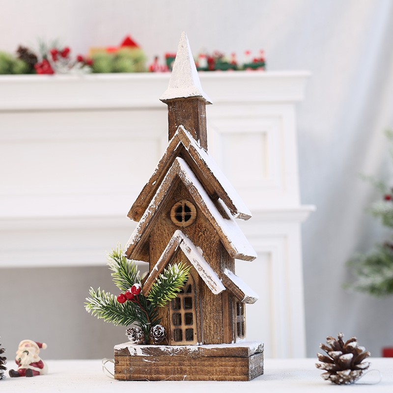 Decoraciones navideñas: casa de madera, castillo y luces.