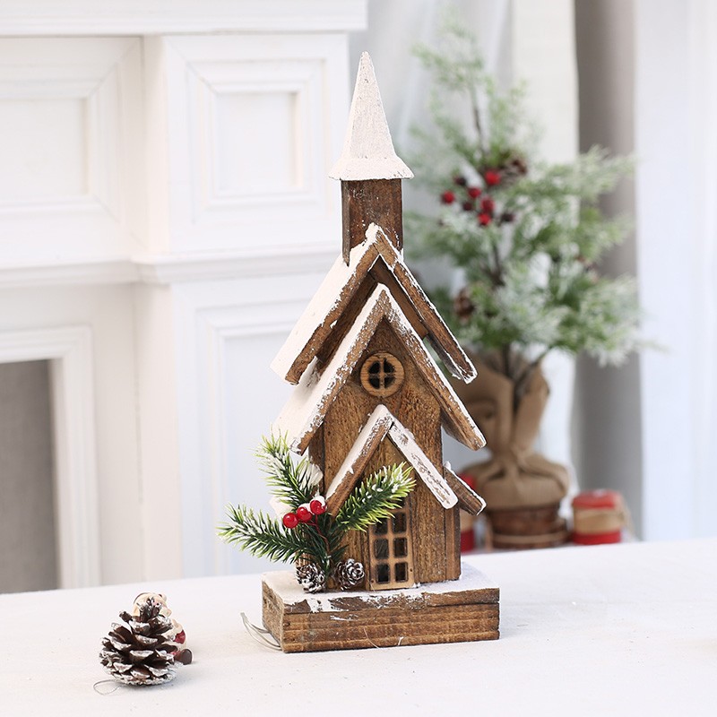 Decoraciones navideñas: casa de madera, castillo y luces.
