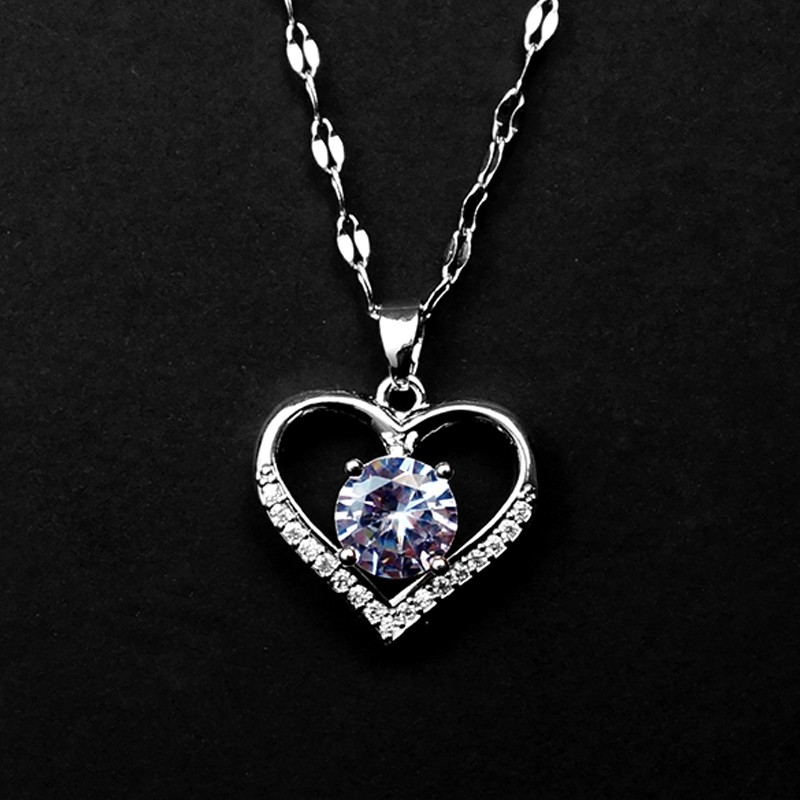 Collar con colgante de corazón de gemas artificiales