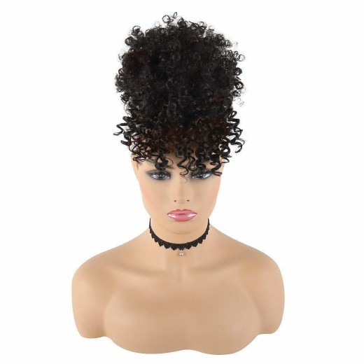 Coleta rizada con flequillo y pinza para el pelo