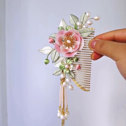 Corona para el cabello del Festival de las Flores envuelta con una horquilla de flores